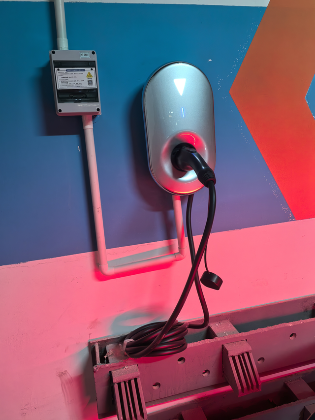 小鹏P7+家充次数在自己车位装的家充，基本上一周一冲，现在通勤续航是550km