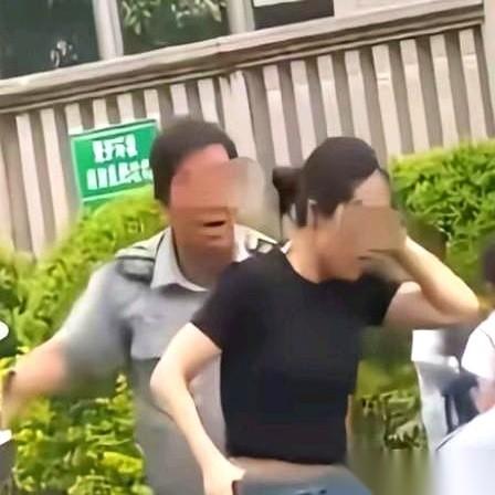 在福建永安，一名保安抬手一记重响，这一掌下去，抽掉的不仅是对方的尊严，还有他下半