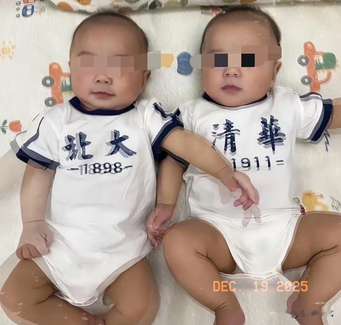 一对双胞胎早产，其中一个气息太微弱了，医生放弃了，家人放弃了，可一群实习生没放弃