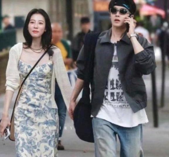 看到他们被偶遇的路透照，朋友那句话突然浮现在脑海：