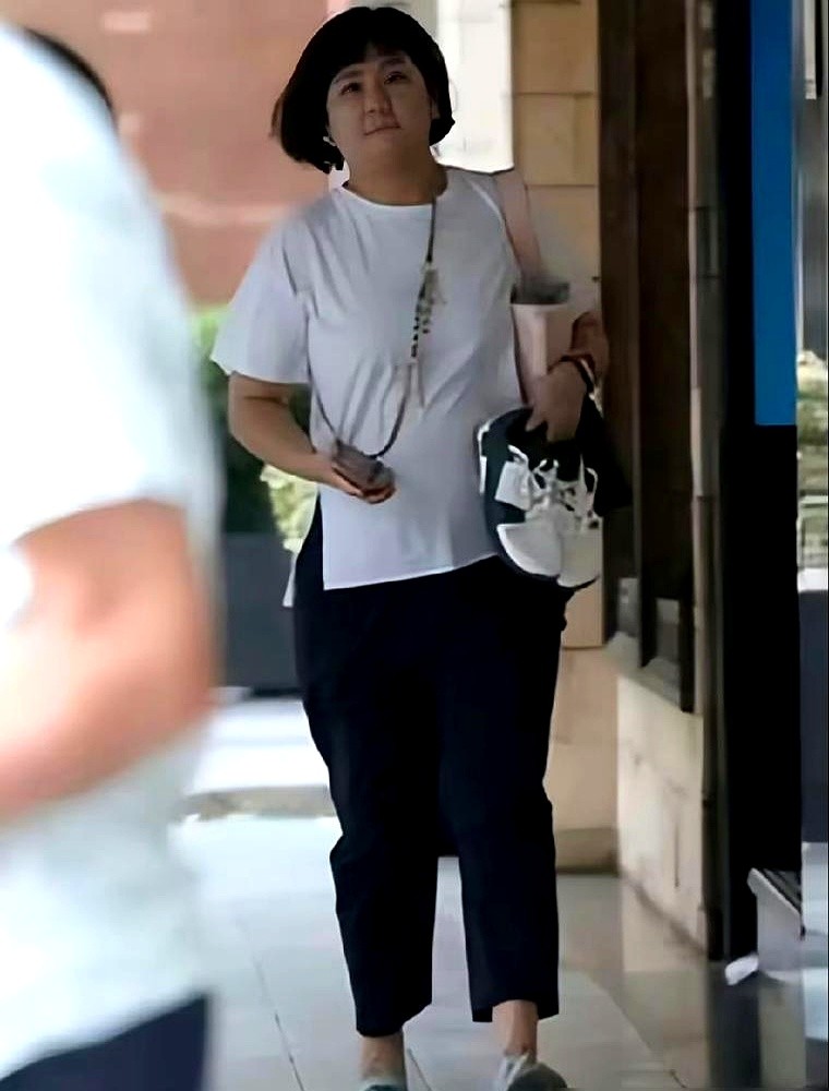 那场意外后，躺在病床上的任家萱满脑子都是还不上的房贷。陈嘉桦和田馥甄走到病床前，丢下一句话：你安心养