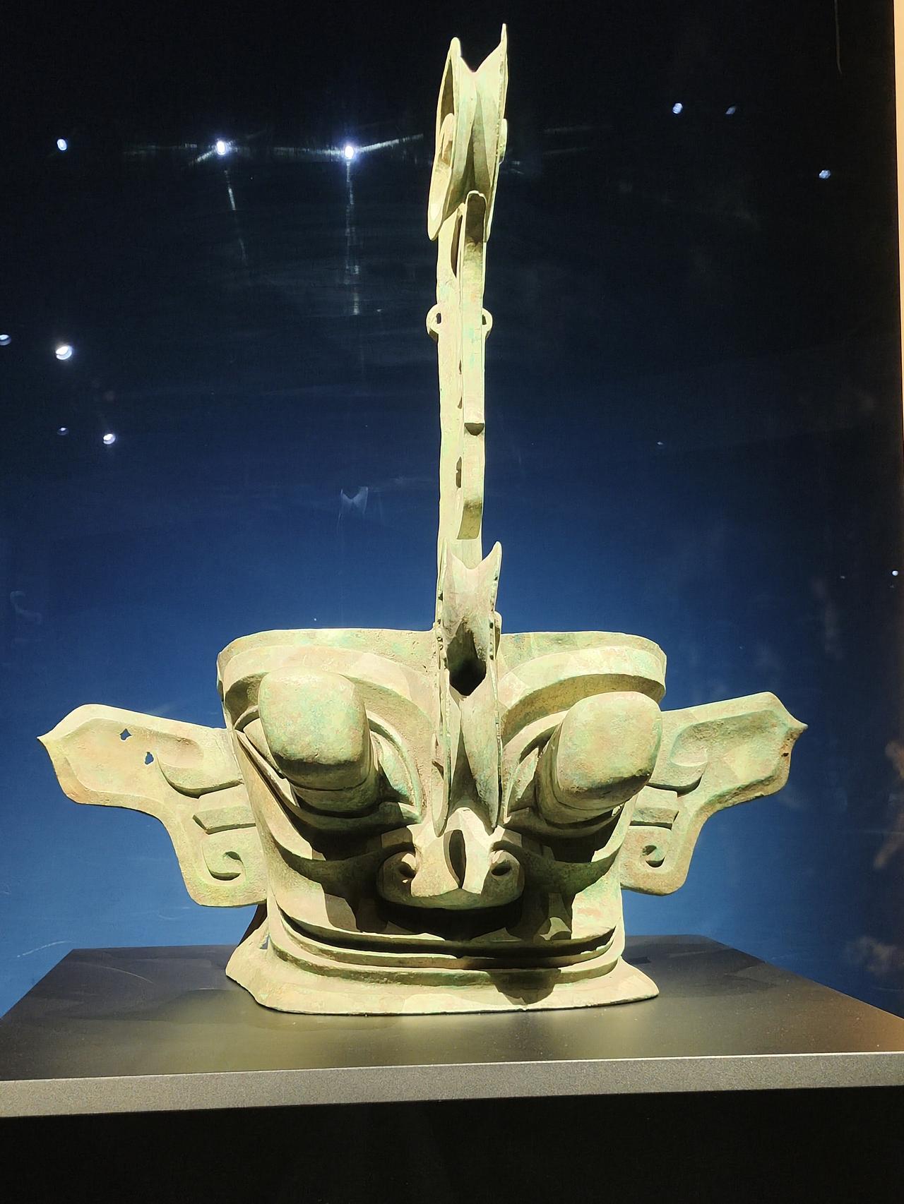 这个图片中的青铜器，正是由于它的夸张造型，却恰恰说明了三星堆文明与中原文明是一脉