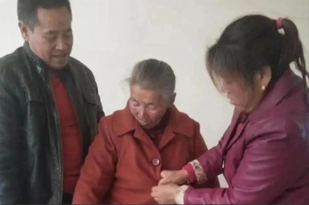 2000年，男子收留1个精神失常的老太太，谁料，老太太在他家，一住就是18年。老