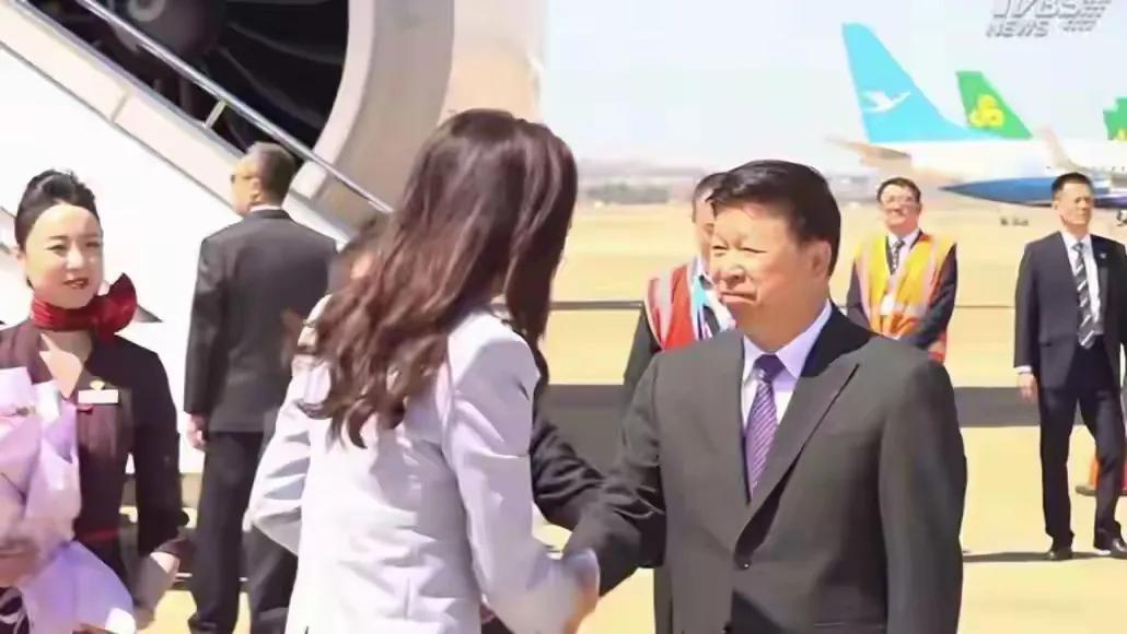 干什么工作穿什么衣服，别再说没有人穿西装了，那是因为你没有机会从事穿西装的工作，