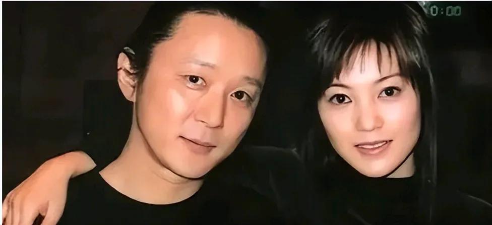 四张照片见证了千百惠容颜的变化，年轻时的她肤白貌美，少妇的她珠圆玉润显贵气，后来