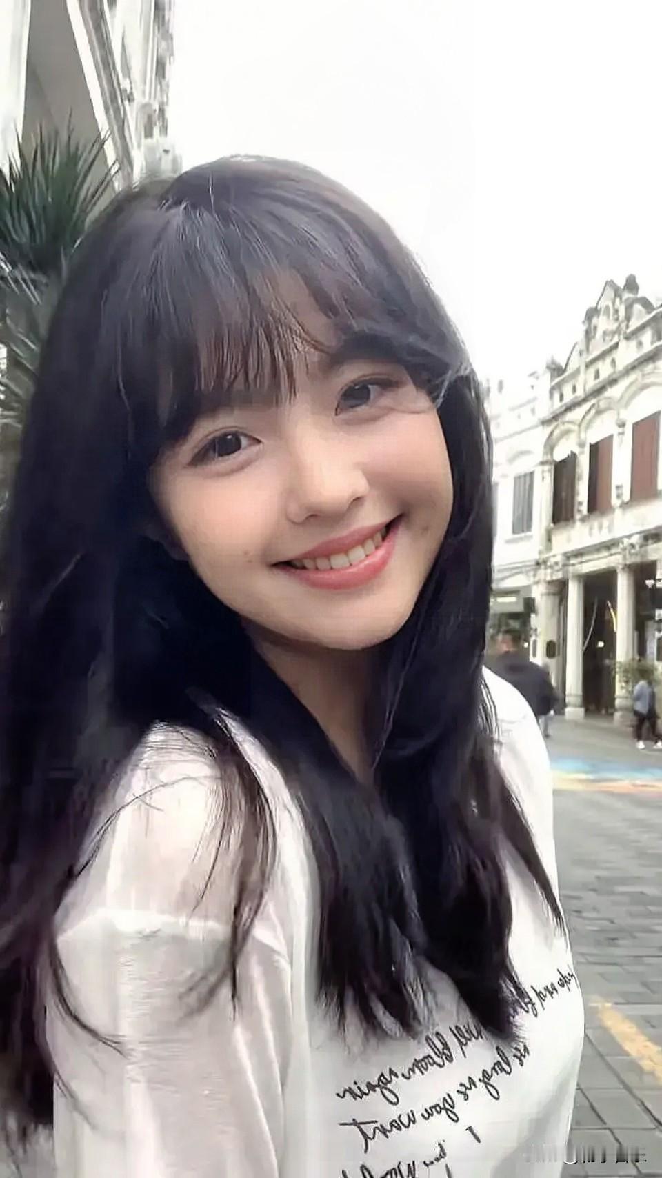 黑发小甜豆，笑意藏不住。甜系美女甜妹自拍所见随拍记录美好绝美随手拍美女的