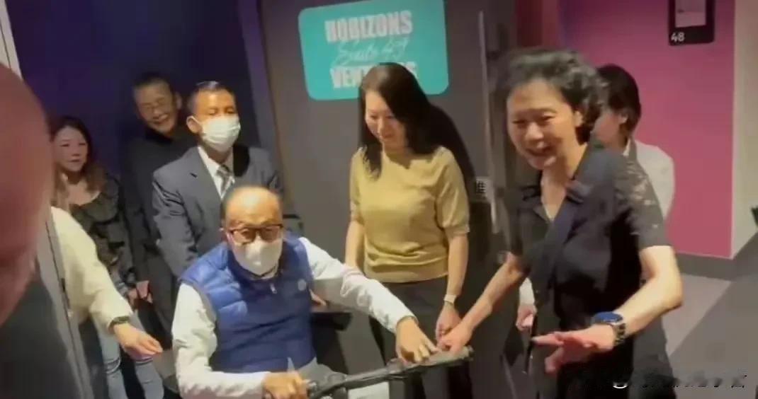 谢霆锋哪里差？李嘉诚96岁，竟然坐着小电车去看五月天演唱会，李嘉诚还拒绝工作人员