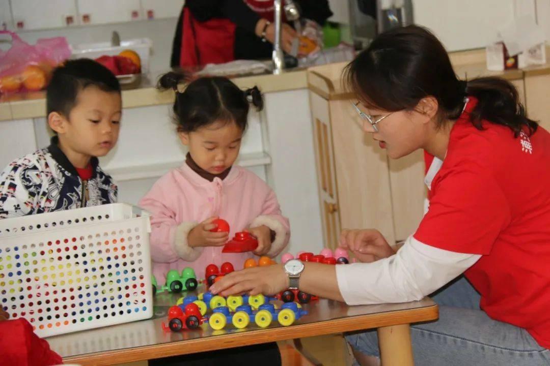 幼师建议：女孩上幼儿园别穿裙子，背后原因令人深思许多家有女儿的家长都喜欢为宝贝