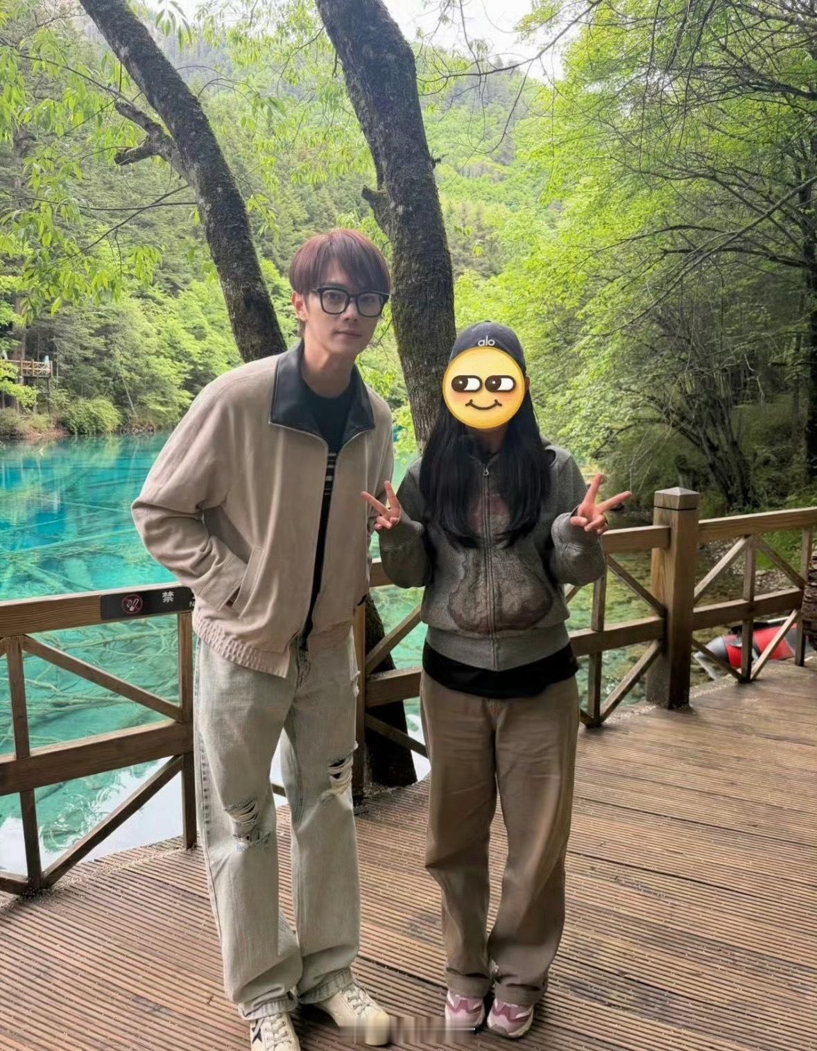 许凯坐景区大巴被路人偶遇模糊的像素，清晰的实力。颜值这块儿，许凯一向很顶。