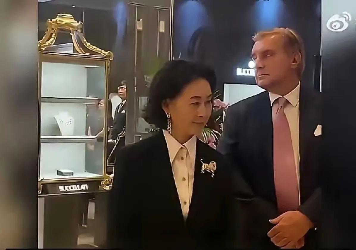 何超琼于3月31日发声明表示，因前证监会持牌代表陈芃余不断骚扰和恐吓她，决定向香