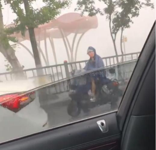 火上人民日报！2025年6月7日，江西九江，高考当天突下大雨。妈妈开车送小儿子去
