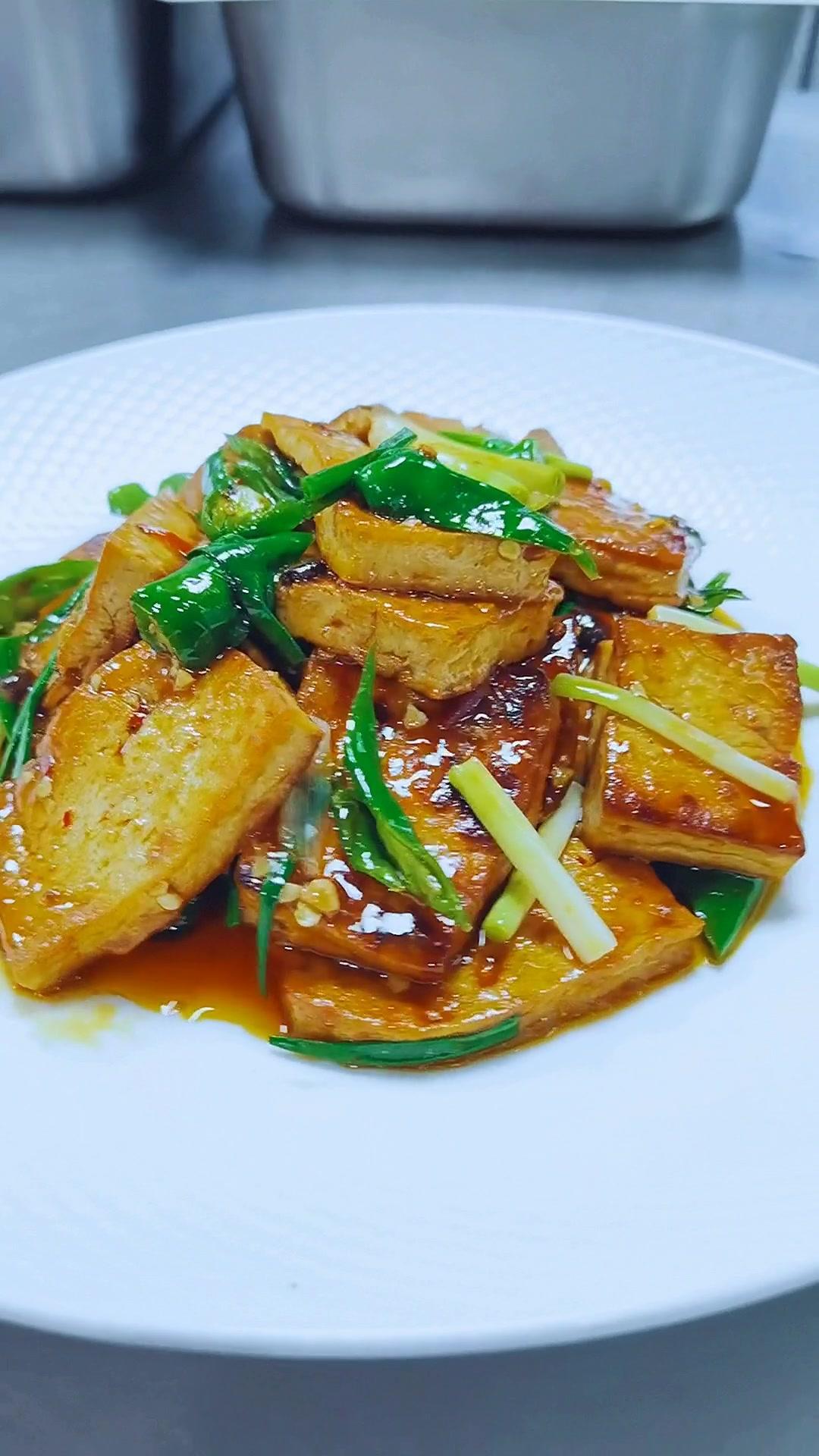 🍳经典川菜小葱煎豆腐，鲜香入味巨下饭！做法也太简单了，厨房小白也能一次成功～