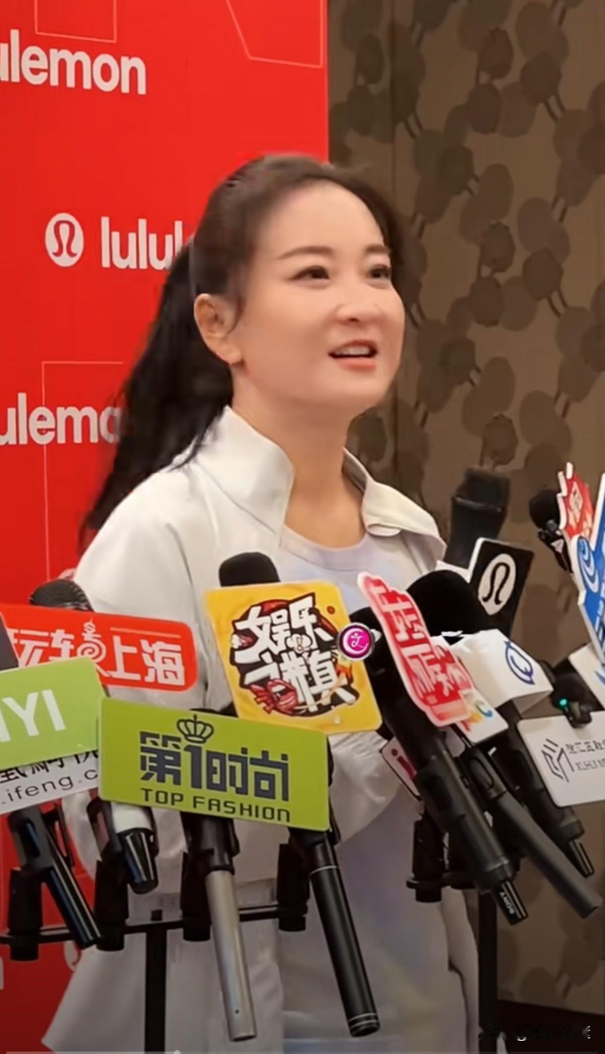 贾玲终于瘦了，感觉她好开心。原来就是因为太胖而遭男朋友嫌弃。不过还是觉得贾玲胖