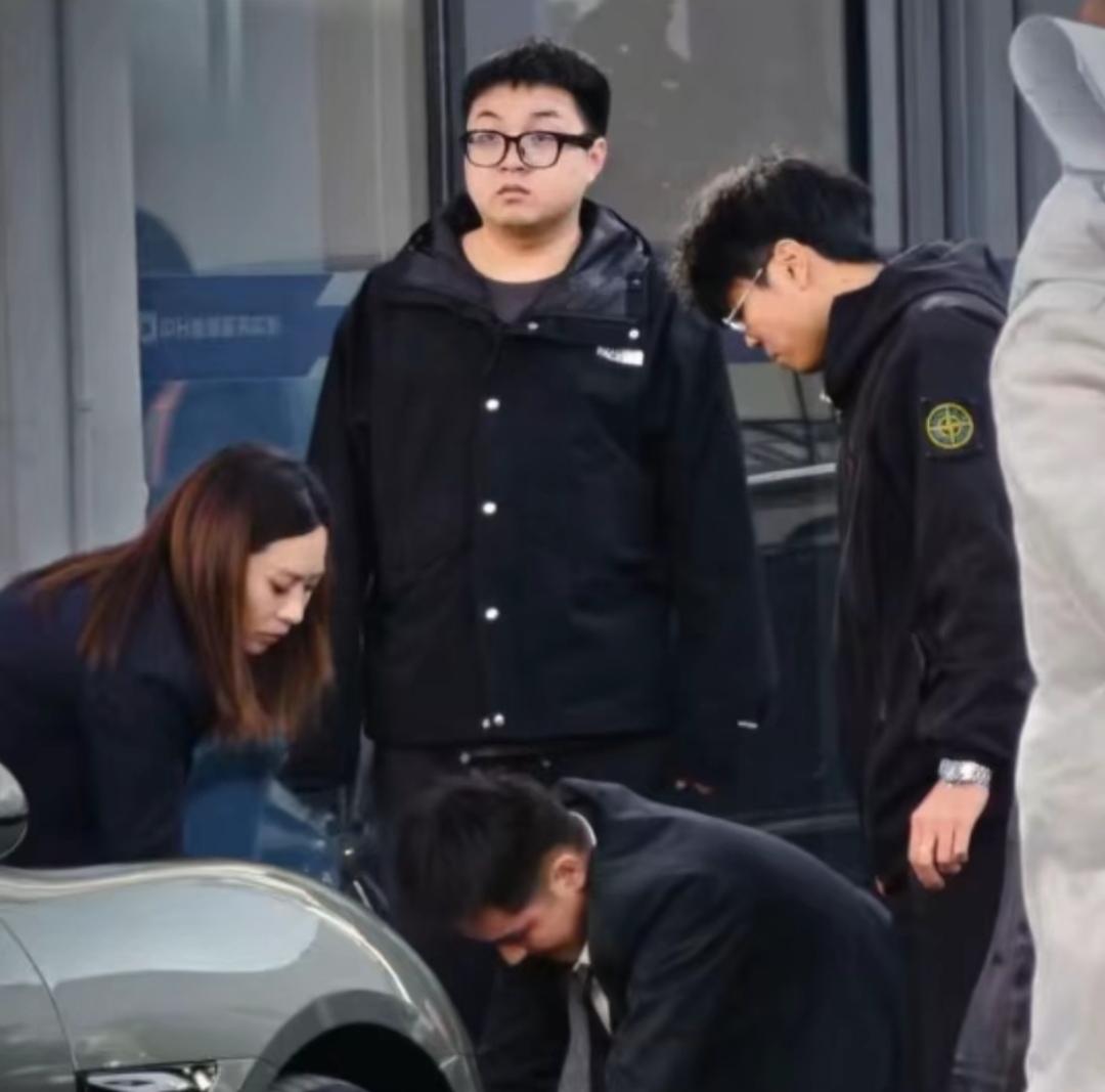 电车越卖越火，可我们的开车认知还停在油车时代，这错位谁来补？杭州车主提车撞人的悲