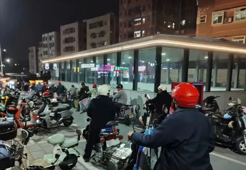 这是把千万的‘摩的’老乡往死里整啊！深圳‘摩的’打人事件越闹越大了。你说，你好