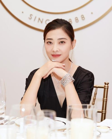 2001年，梅婷和鄢颇在一个聚会上认识，鄢颇对梅婷可谓是一见钟情，随后便展开了激