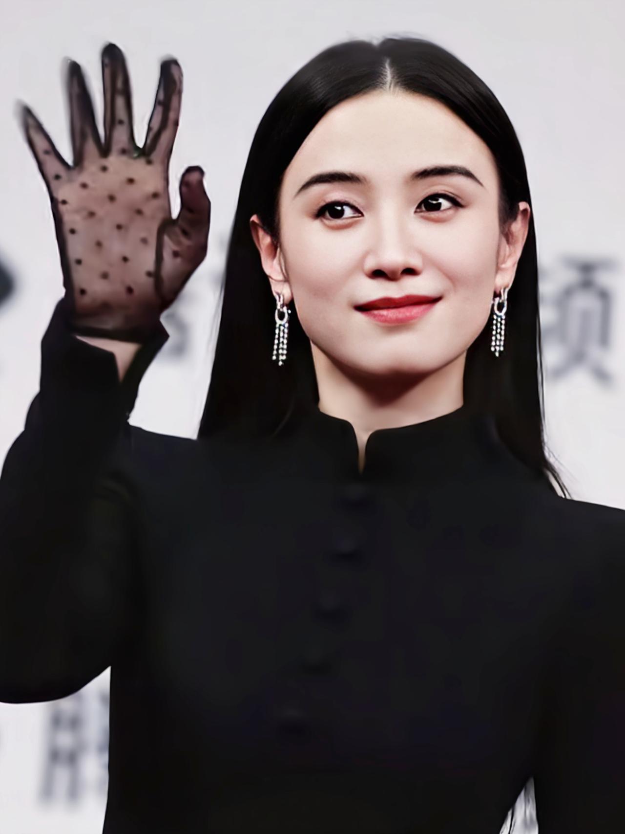 你们发现没，今天宋佳和以前很不一样，不是更漂亮了，也不是变瘦了，而是她终于没