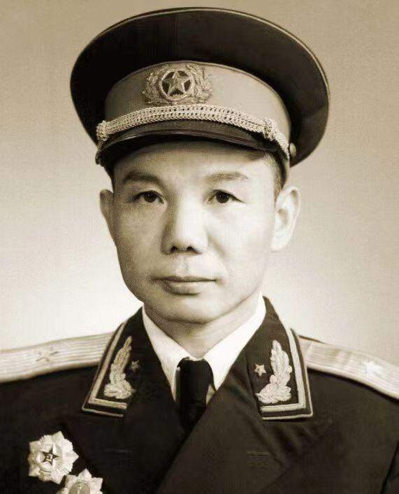 1986年刘伯承元帅因病逝世，在遗体告别前，一向温和的邓公，却看到秘书送过来的治
