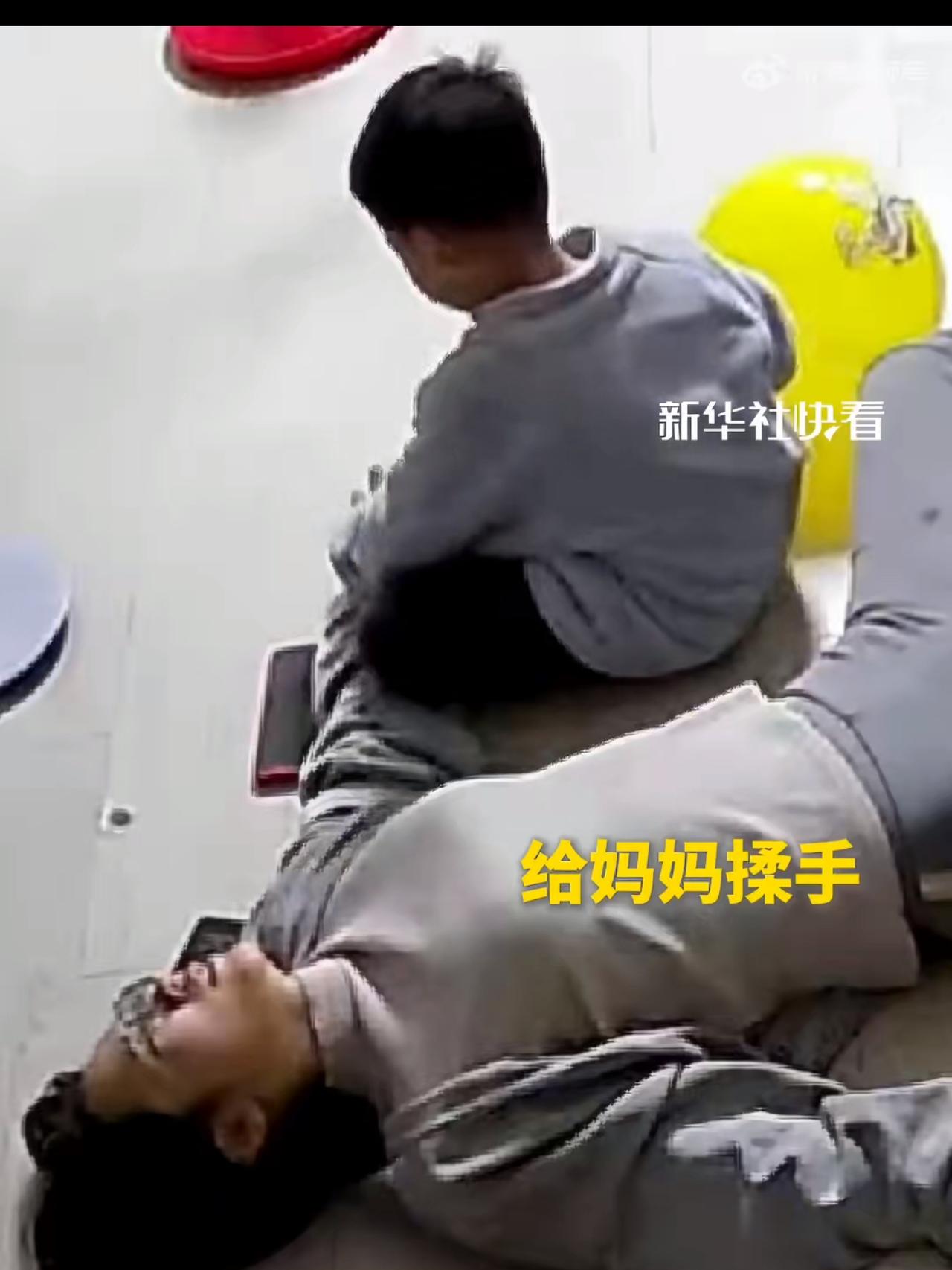 山东有个5岁小男孩救妈妈的视频，把好多网友都看哭了，这孩子叫童童，平时就是个爱玩