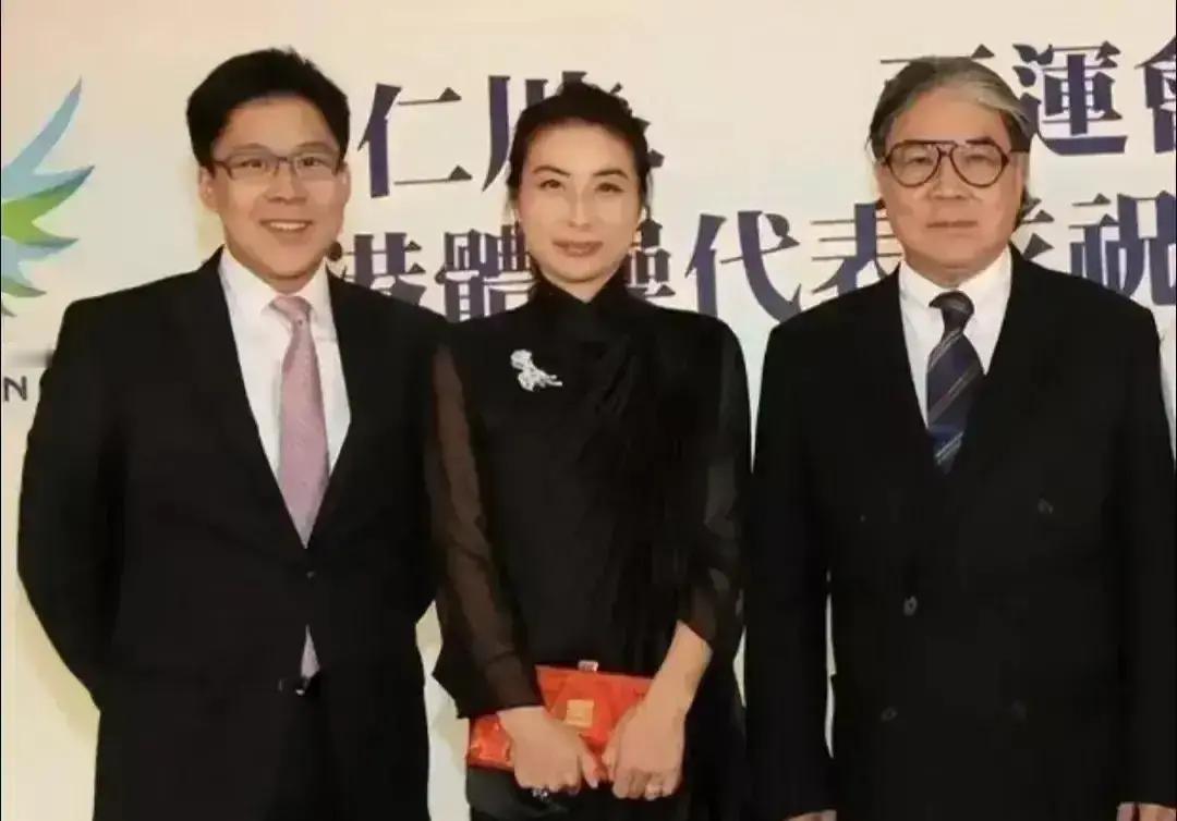 郭晶晶签8位数，霍家真把媳妇当老板不是夸她嫁得好，是霍家把她当合伙人。慈善