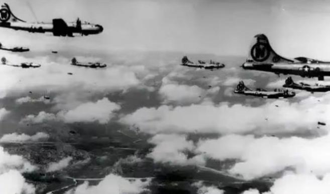 1951年，志愿军空军飞行员驾机返航途中，无意间向云层下方瞟了一眼，不禁惊出了一