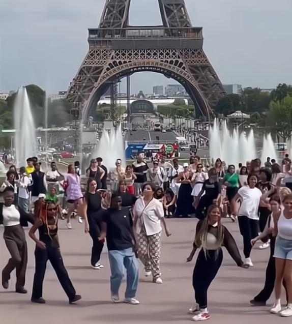 法国把殖民时代欠的账，拖到21世纪来还。当年在非洲耀武扬威，教人说法语、信天主