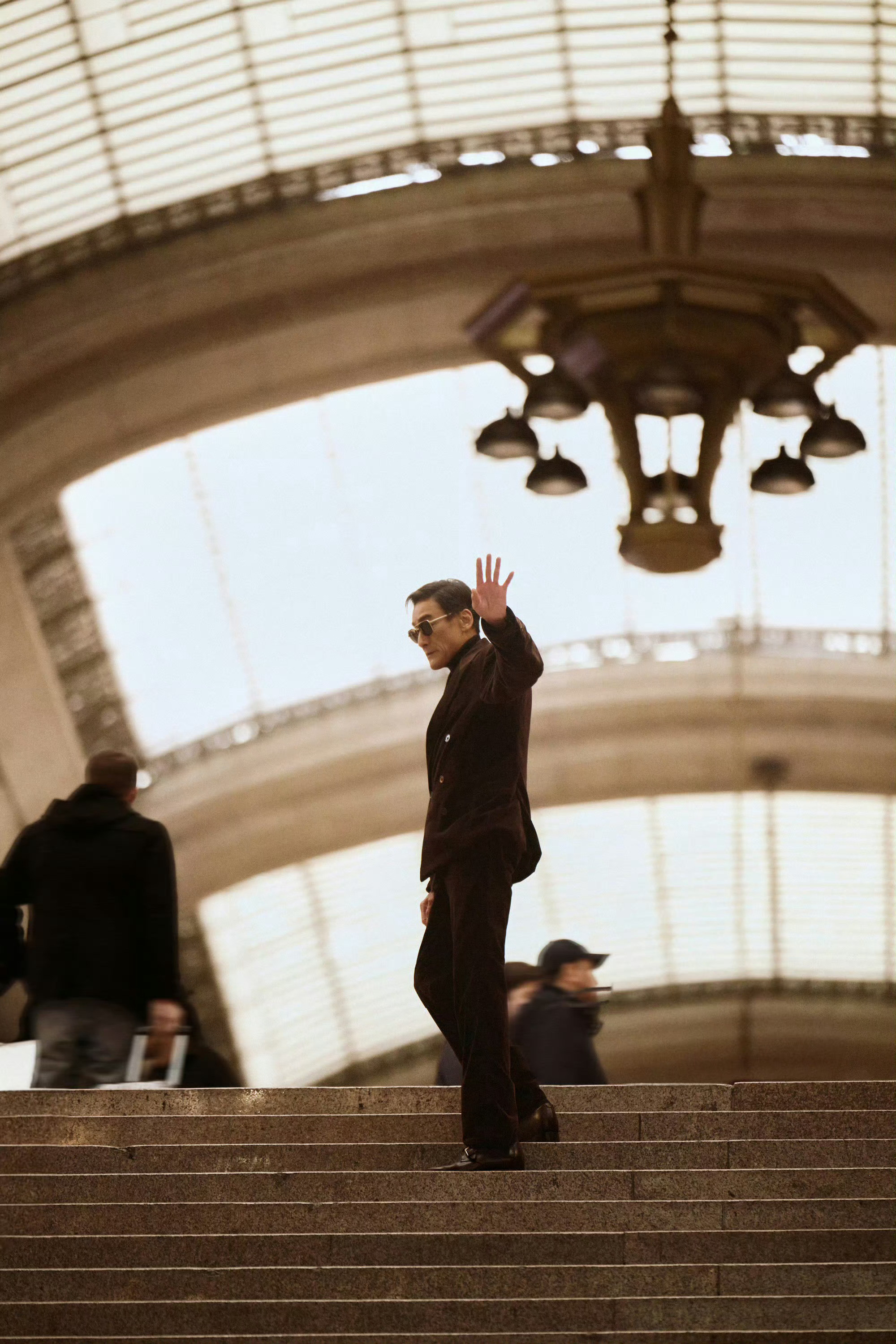 年过六十的梁家辉千面影帝老钱风的典范造型RalphLauren米兰男装周