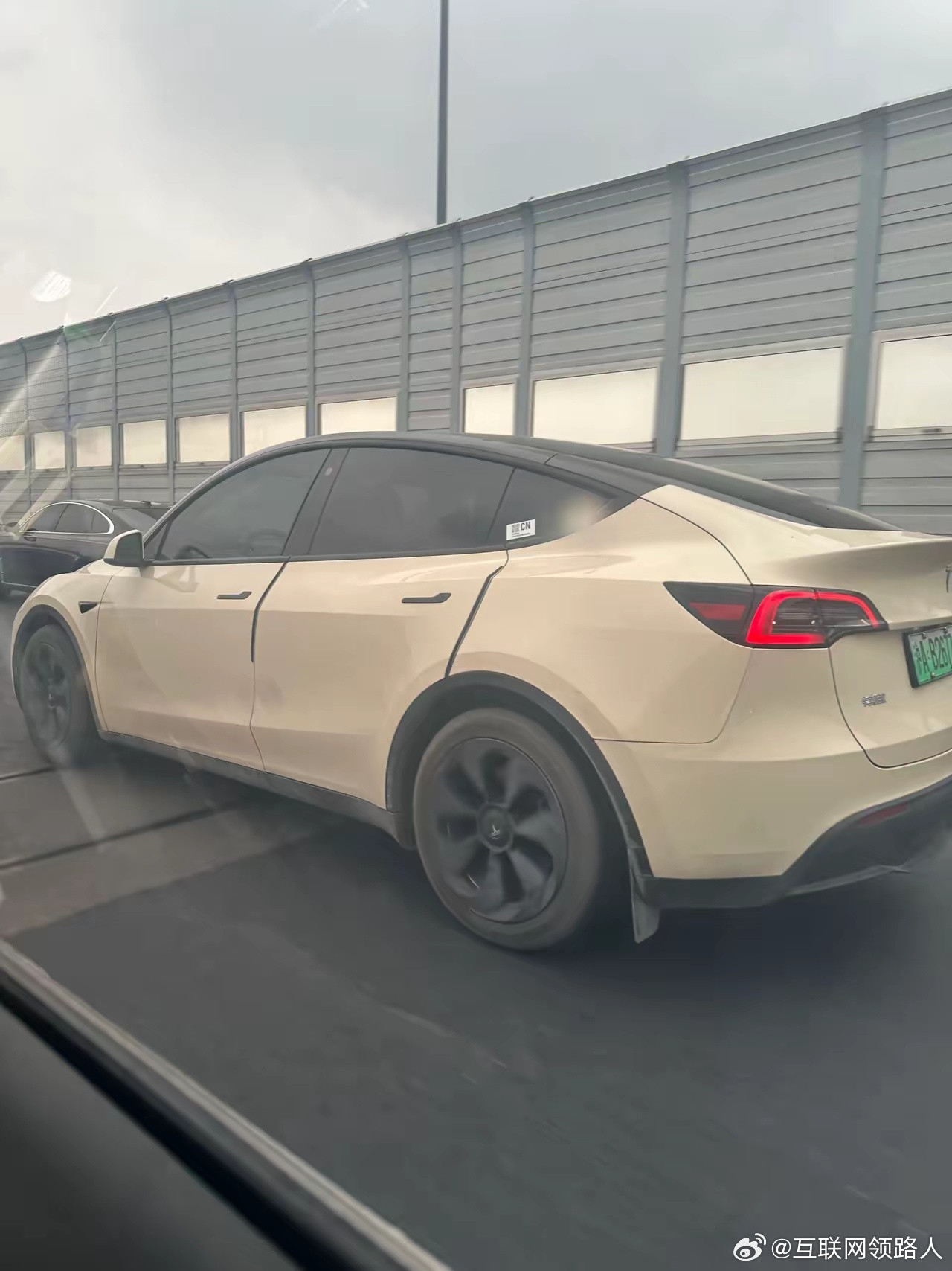 如今在上海，特斯拉随处可见，不管是Model3还是ModelY。车上一直贴