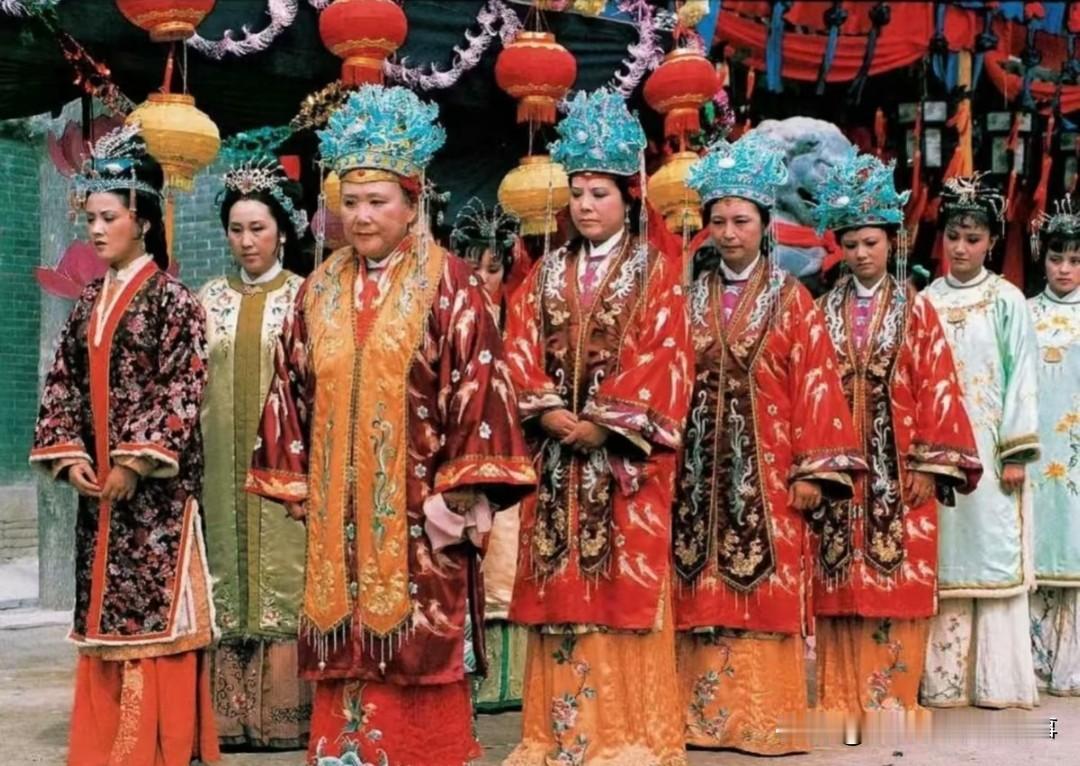 看似邢夫人是荣国府大房正妻，占了“长房”名头，可在贾府，地位从来不是只看名分。贾