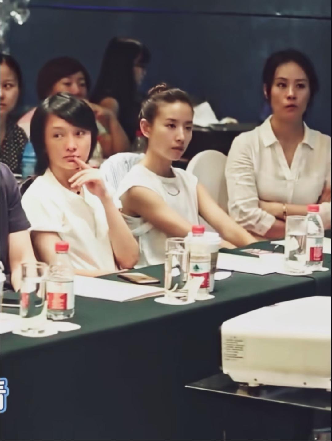 不对比不知道，董洁完全清纯美女。这多人坐那我只看见董洁是美女。