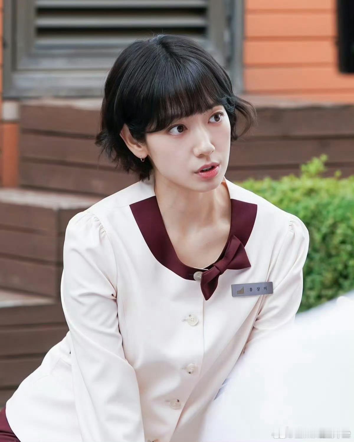 朴信惠老了好多刷到朴信惠最近的照片感觉是新剧妆造的原因，脸上少了几分少女的胶