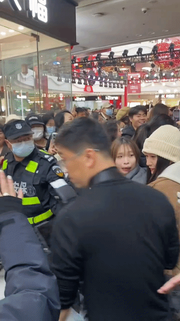 哪怕一直没戏拍，于朦胧的人气也很高！随便参加一个活动，现场都人山人海，水泄不通，