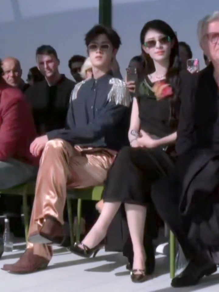 小林和楚然Dior秀场同框合影看秀！李昀锐王楚然Dior看秀同框