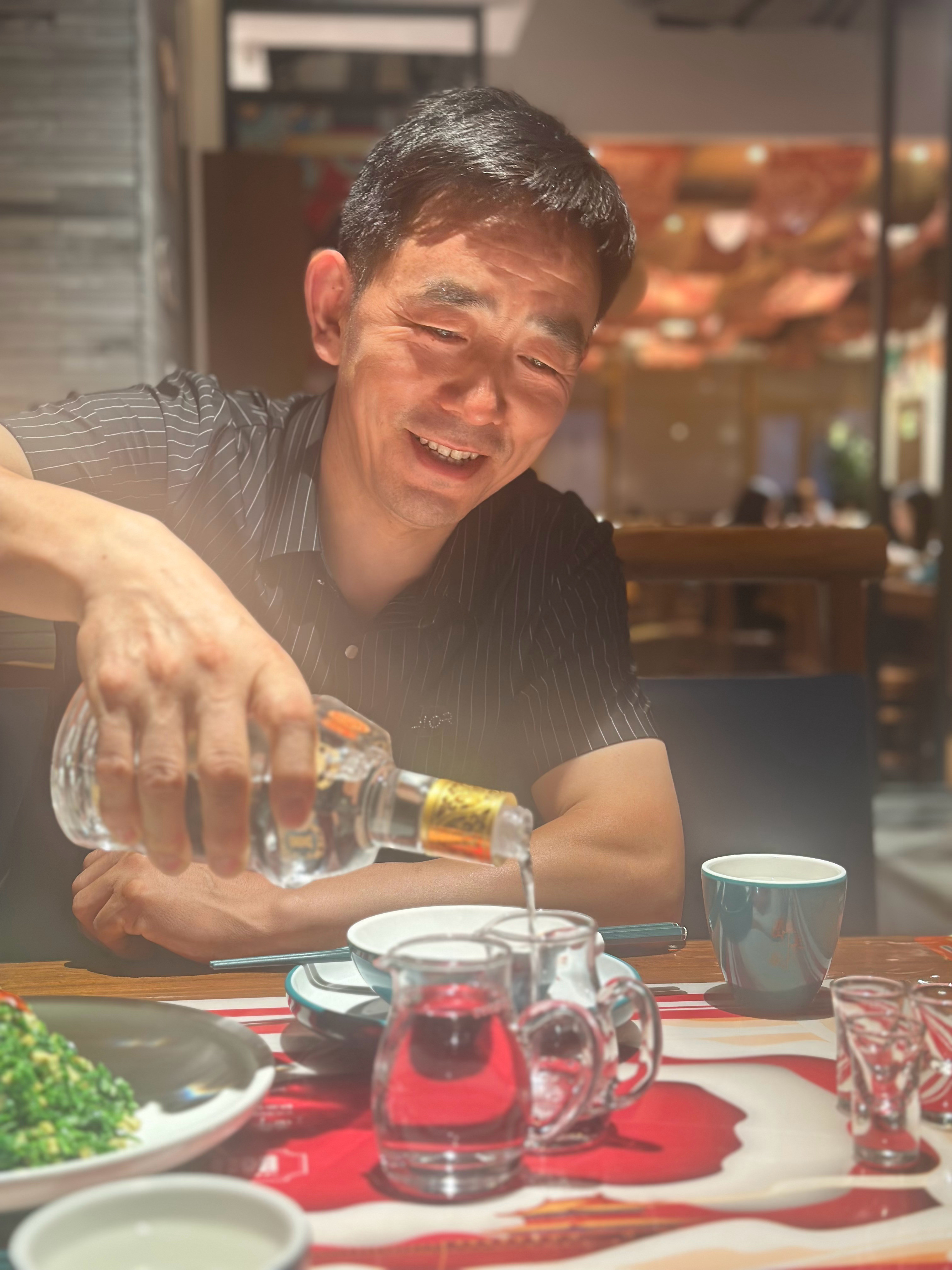 对了，昨晚见到了西安梁朝伟，给我倒酒…[doge]​​​