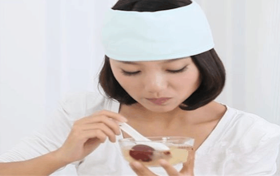 刚坐完月子婆婆送我一箱泡面吃, 现她生病, 我送一箱泡面一箱火腿肠