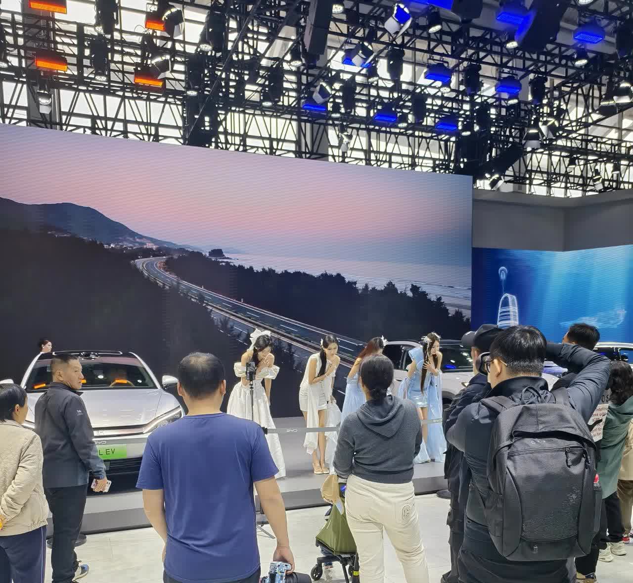 五万多买比亚迪你敢相信吗？今天去车展看车，无意中看到一款插电混动车型，比亚迪
