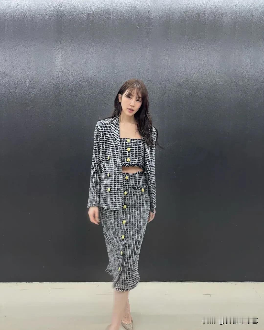19日，演员尹恩惠在个人Instagram上写道“穿这么漂亮的衣服要去哪里”，并