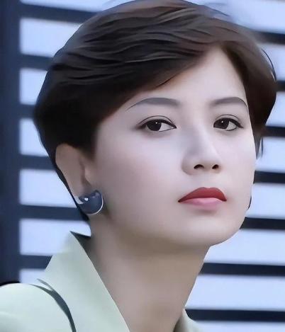 2002年，37岁的曾华倩签字离婚，主动放弃了夫家全部的豪门资产，不要房也不要存