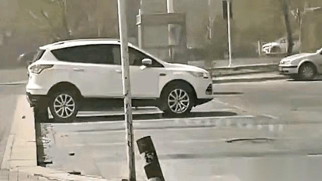 自己都快被风吹跑了，居然第一反应是去帮别人扶车。新疆那个大爷，真的把我给看愣了