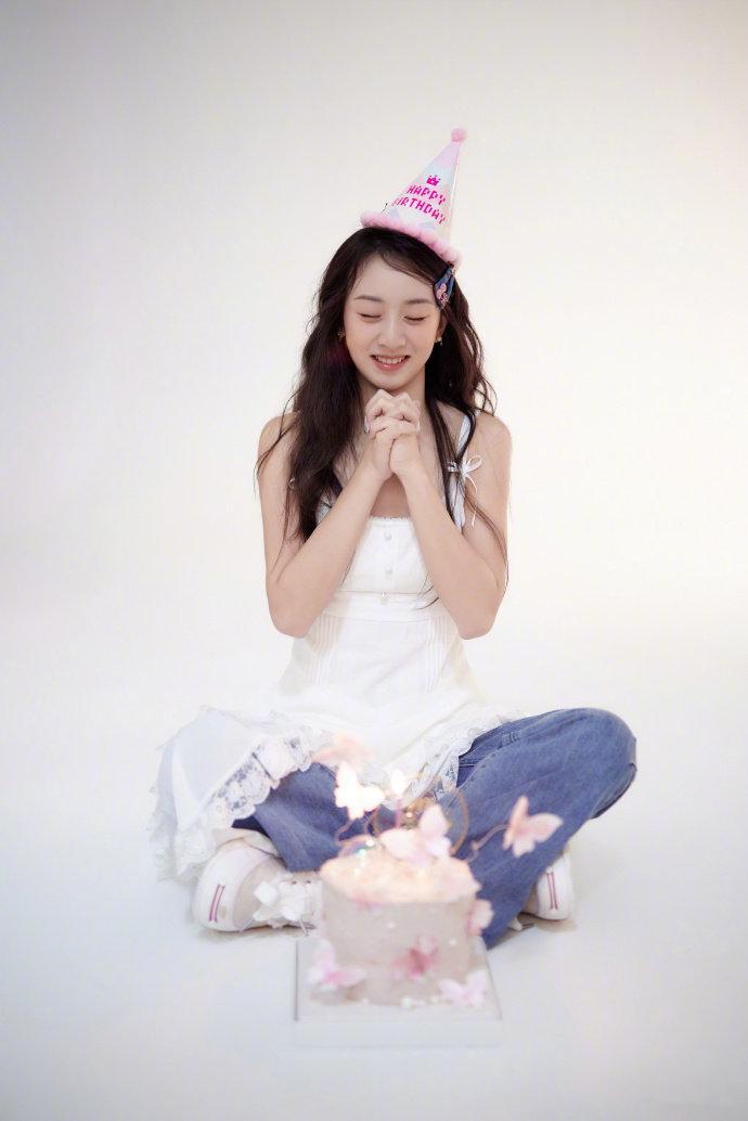 森碟下巴后缩好了18岁的少女感满满，森碟依旧是那个元气又好看的姑娘，越长越优秀