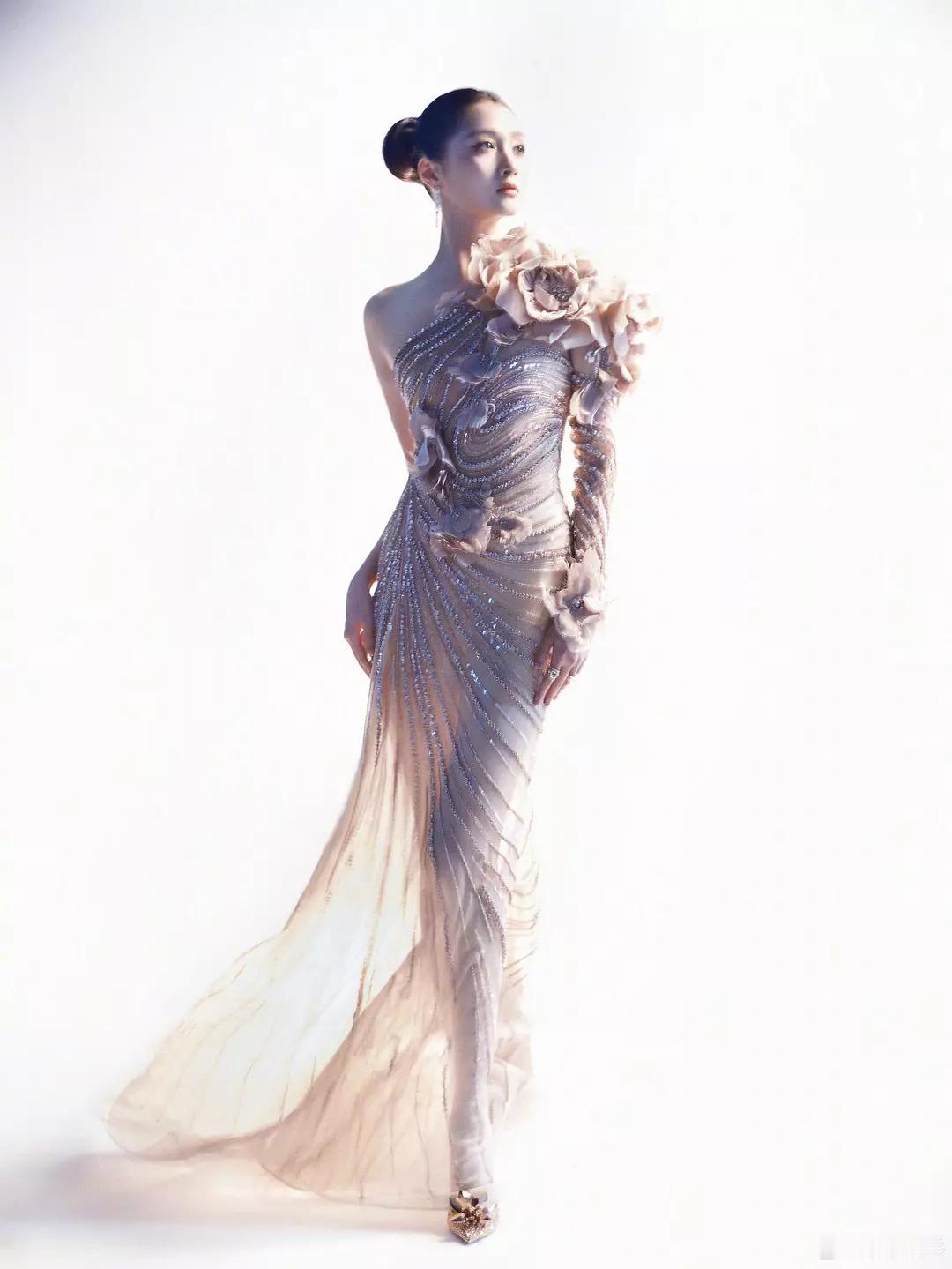 又到了每次红毯环节最开心的时刻，总结花们的美裙：关晓彤ElieSaab20