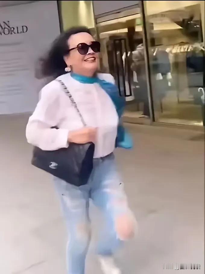 哈哈哈开心的湛兰又来了话说马上70的人了白衬衣+破牛仔再搭一条蓝丝巾