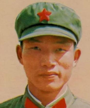 1984年4月，老山54号高地，尖刀班长尹光忠抓住一根竹子，利用弹性跳进了堑壕，