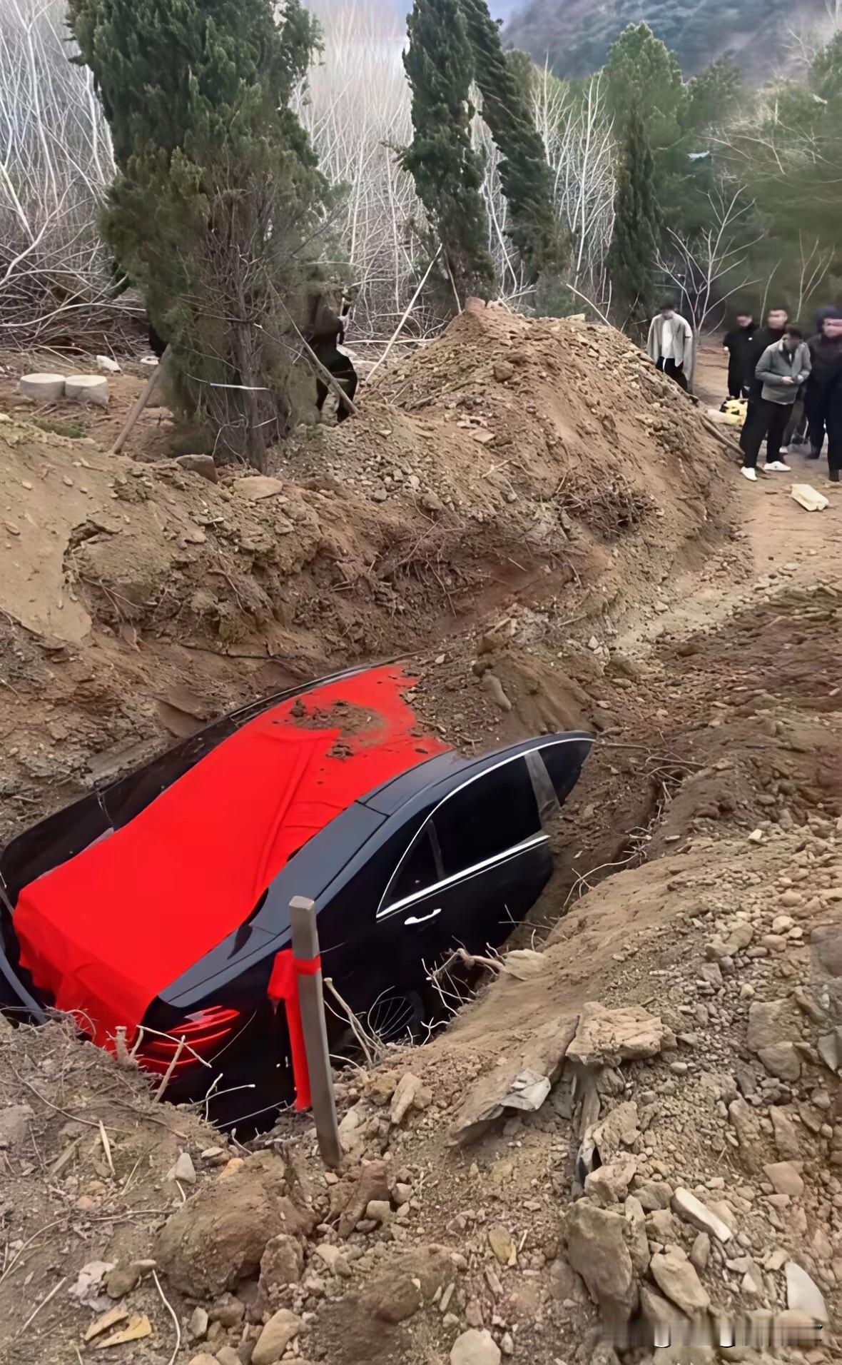 豪车陪葬到底是犯了什么罪？最近网络热搜的奔驰S豪车车陪葬刷爆网络，惹来网友们铺