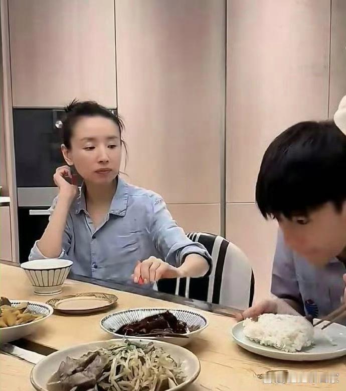 董洁家的桌子中间竟然有条缝，这是什么设计？