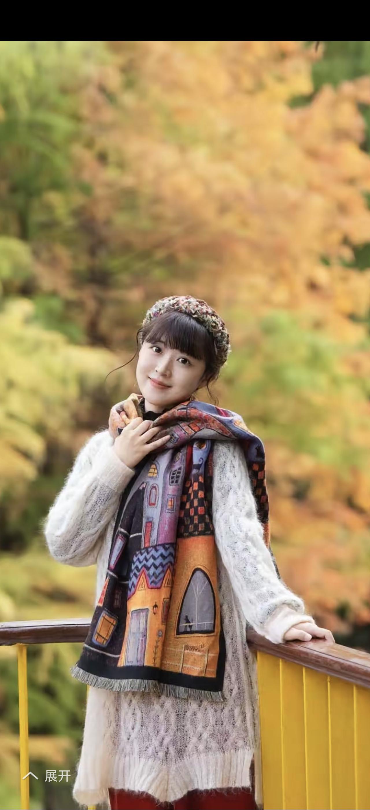 秋风起，披锦衣，赏景人如画。