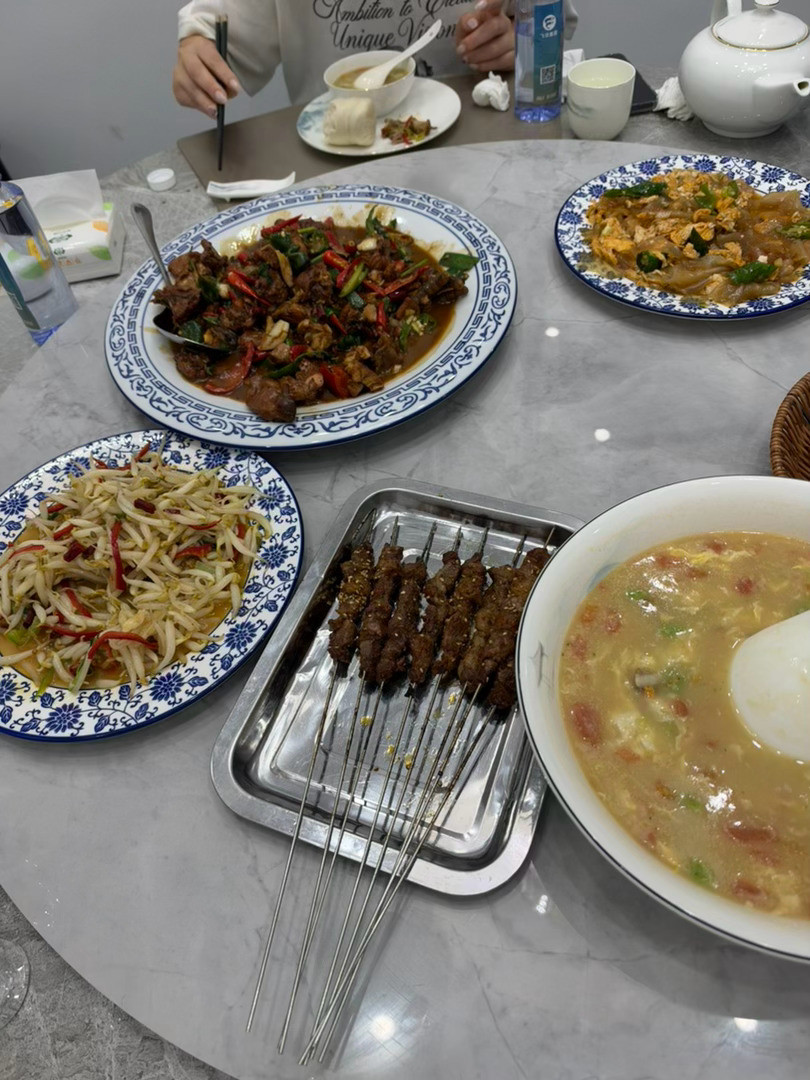 吃上辣子鸡了好吃，有我老家的味道很好笑，厚问有没有米饭，不好意思俺们山