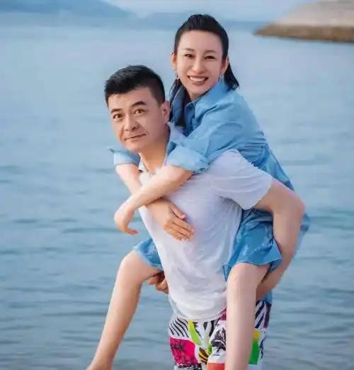 从三金影后到撒娇小女人，女人的爱情秘诀！秦海璐是三金影后，可一到家就变撒娇小