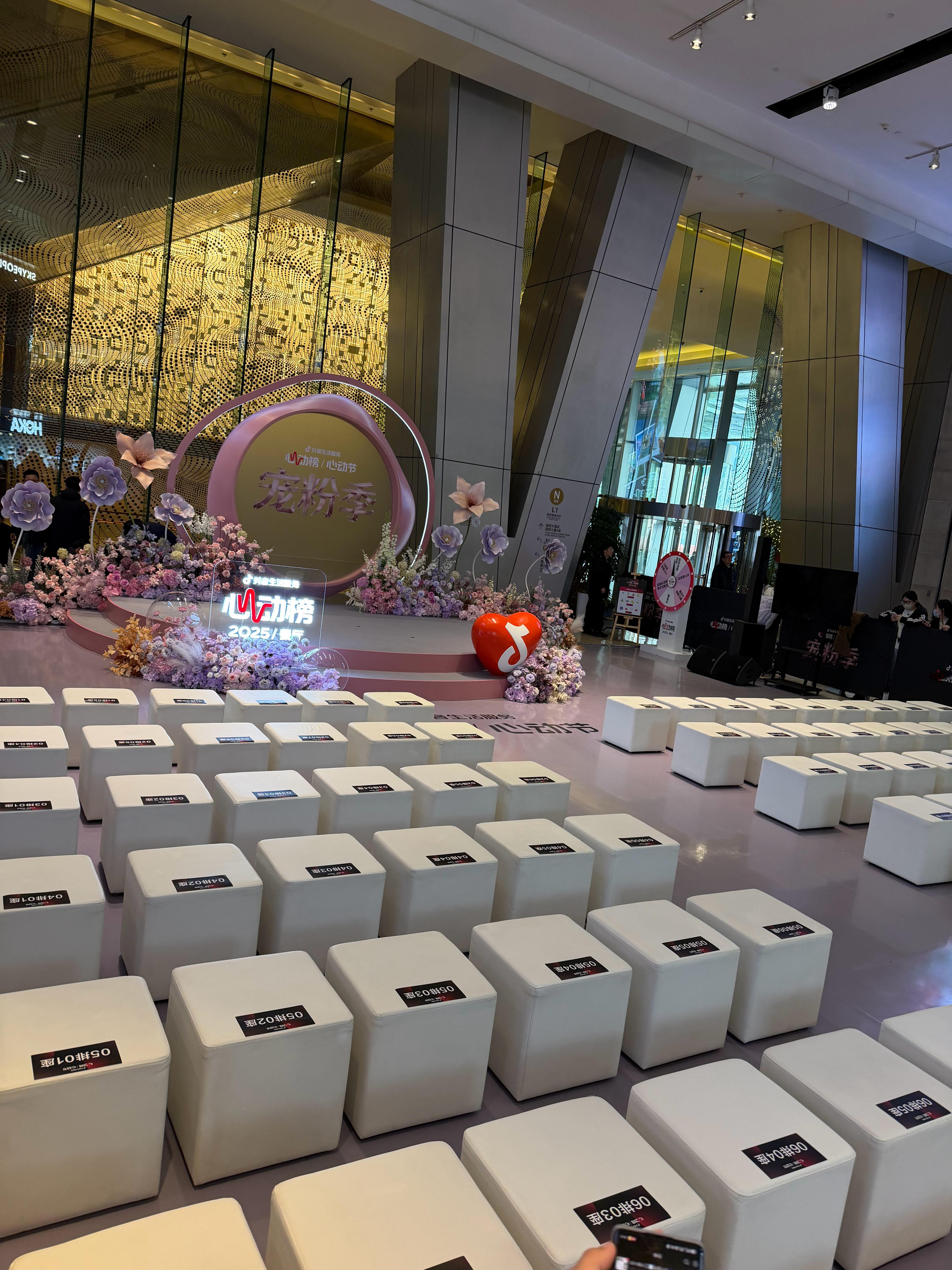 杨紫今天下午出席的线下活动……现场布置好多花啊