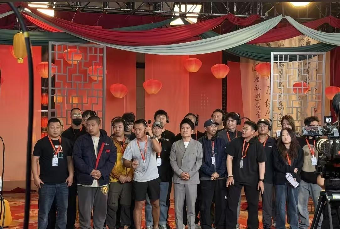 昨天晚上的中秋家宴非常精彩，一边看节目一边学习关于唐朝的知识，欣赏古诗词，这是一